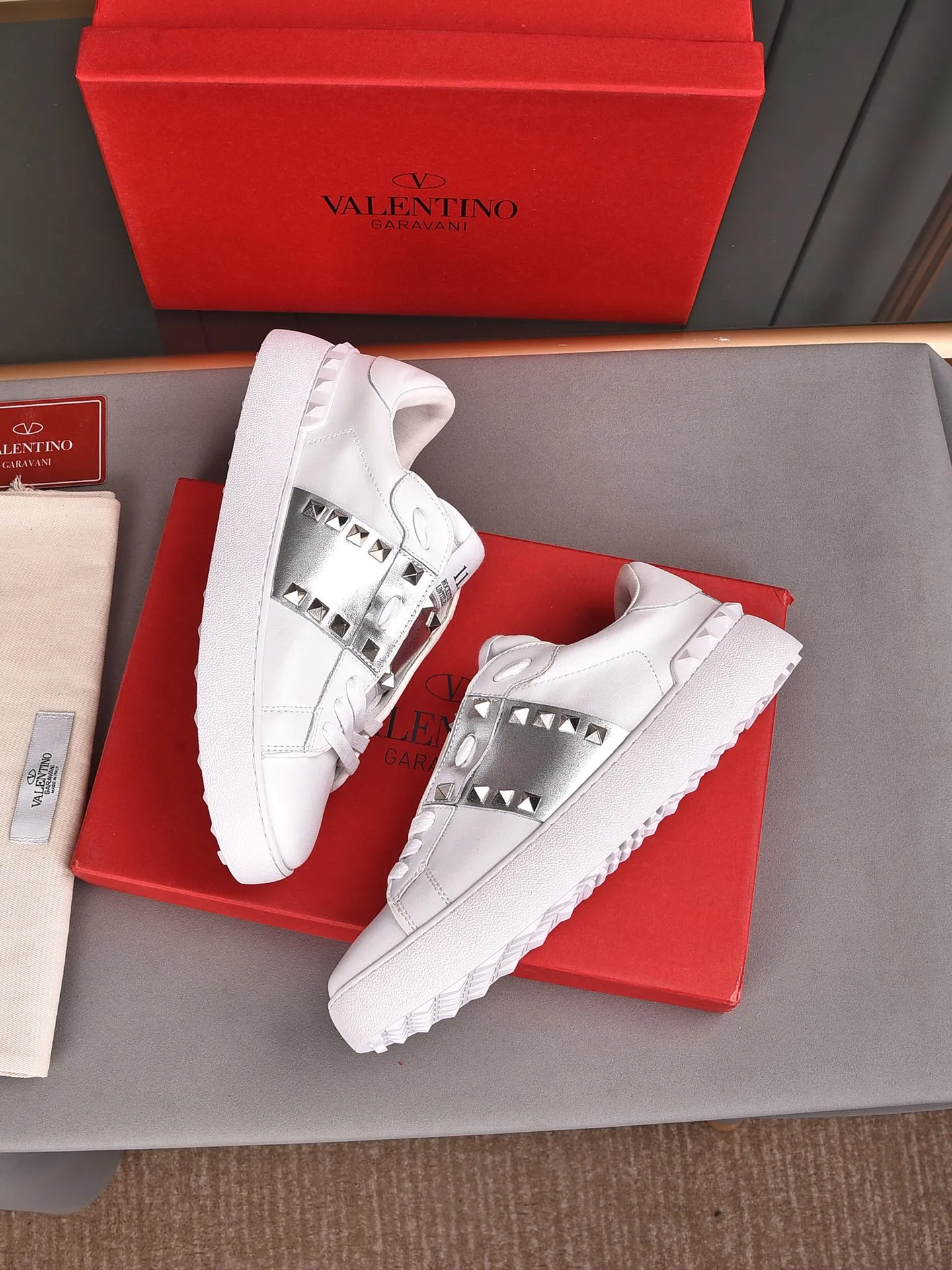 Men's shoes 440💰 (men and women couples) Valentino classic color matching series casual shoes. Made with heavy craftsmanship, good products pay attention to every detail. A must-have trendy item that can be worn all year round, it has been worn by many celebrities and Internet celebrities~~Imported cowhide surface, unique design concept, sheepskin lining, counter quality. Women’s clothing 35-40. Men’s clothing 39-44, 45-46 (returns and exchanges are not supported for custom-made items)